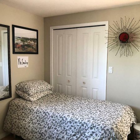 Mabuhay Lakeside Manor Bed and Breakfast Yellowknife Eksteriør billede
