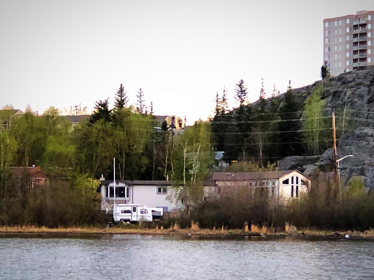 Mabuhay Lakeside Manor Bed and Breakfast Yellowknife Eksteriør billede